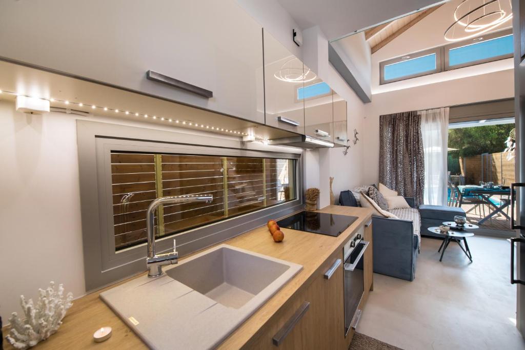 Kuchyň nebo kuchyňský kout v ubytování Lefkas Villas