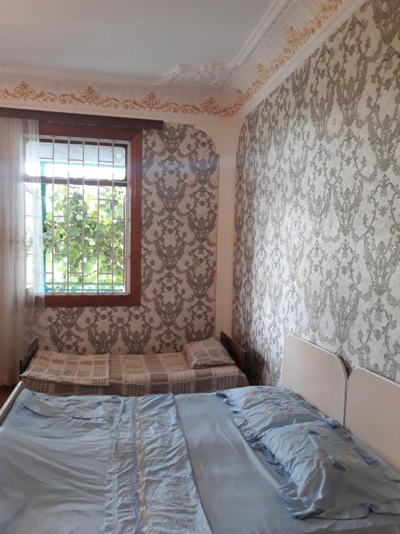 Una cama o camas en una habitación de Malkhazi's Guesthouse