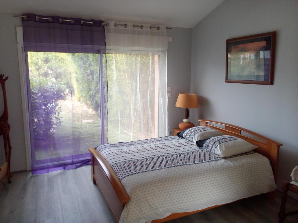 サン・マクシマン・ラ・サント・ボームにあるCasa Luciaのベッドルーム1室(ベッド1台、大きな窓付)