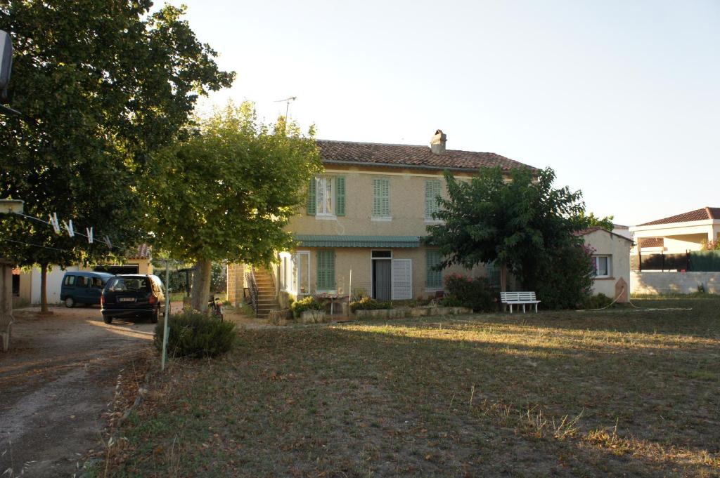 une maison avec une voiture garée devant elle dans l'établissement La Cebette, à Saint-Cyr-sur-Mer