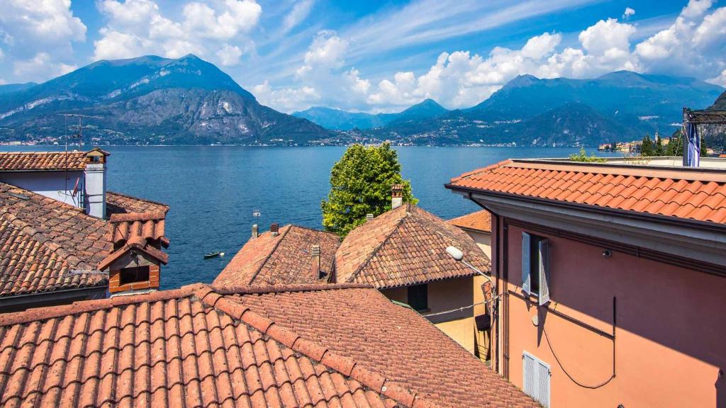 uma vista para um lago a partir dos telhados dos edifícios em Il mulino em Varenna