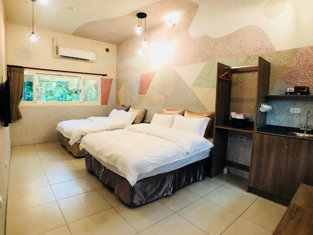 una habitación de hotel con 2 camas en una habitación en Bi Xuelin, en Lugu