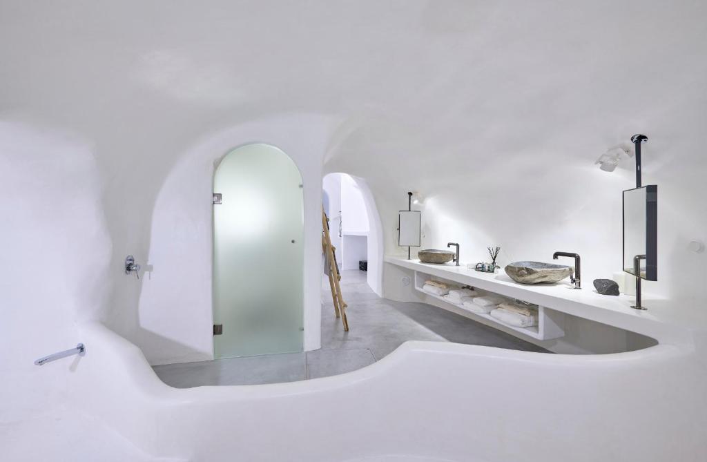 Koupelna v ubytování Cave Suite Oia