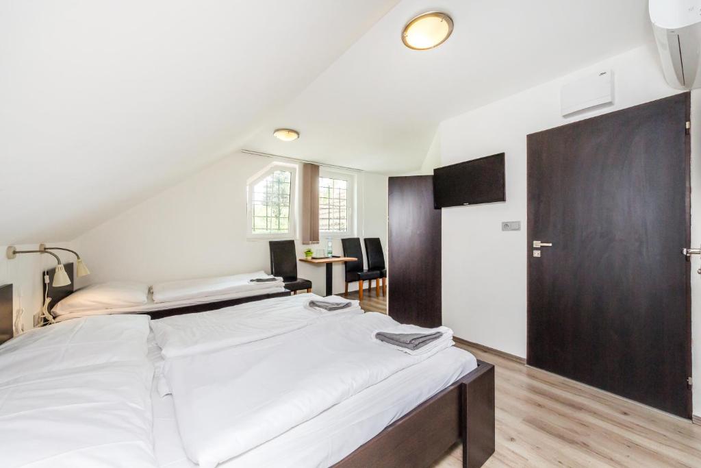 Postel nebo postele na pokoji v ubytování Nová Hospoda - Hotel & Restaurant