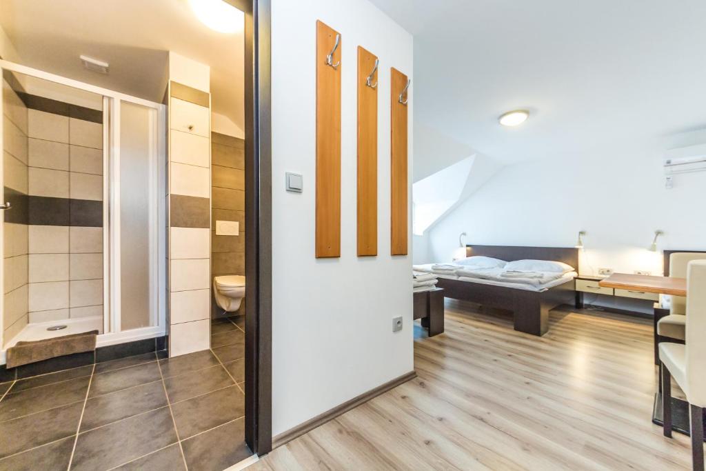 Postel nebo postele na pokoji v ubytování Nová Hospoda - Hotel & Restaurant