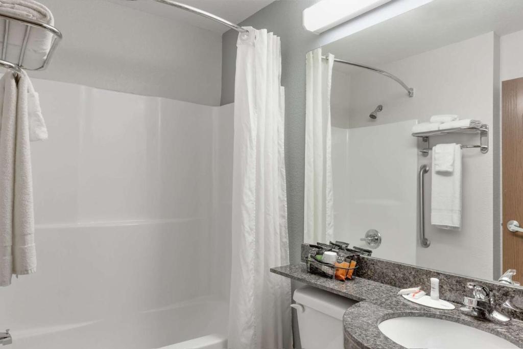 Microtel Inn & Suites by Wyndham Hoover/Birmingham - Queen Room With Two Queen Beds - Non-Smoking