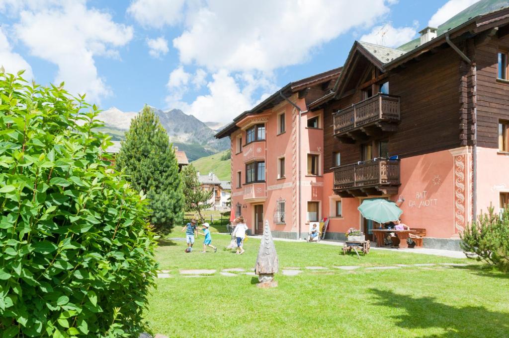 Vista generica sulle montagne o vista sulle montagne dall'interno dell'aparthotel