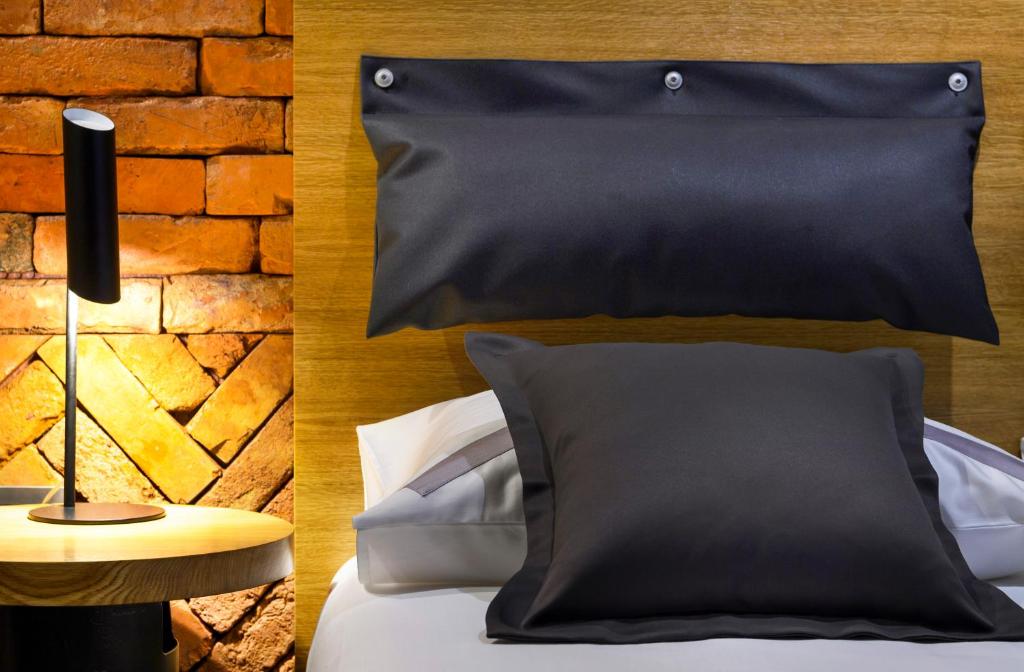 Split Industrial Design Rooms - 14