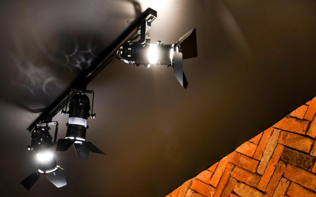 Split Industrial Design Rooms - 17