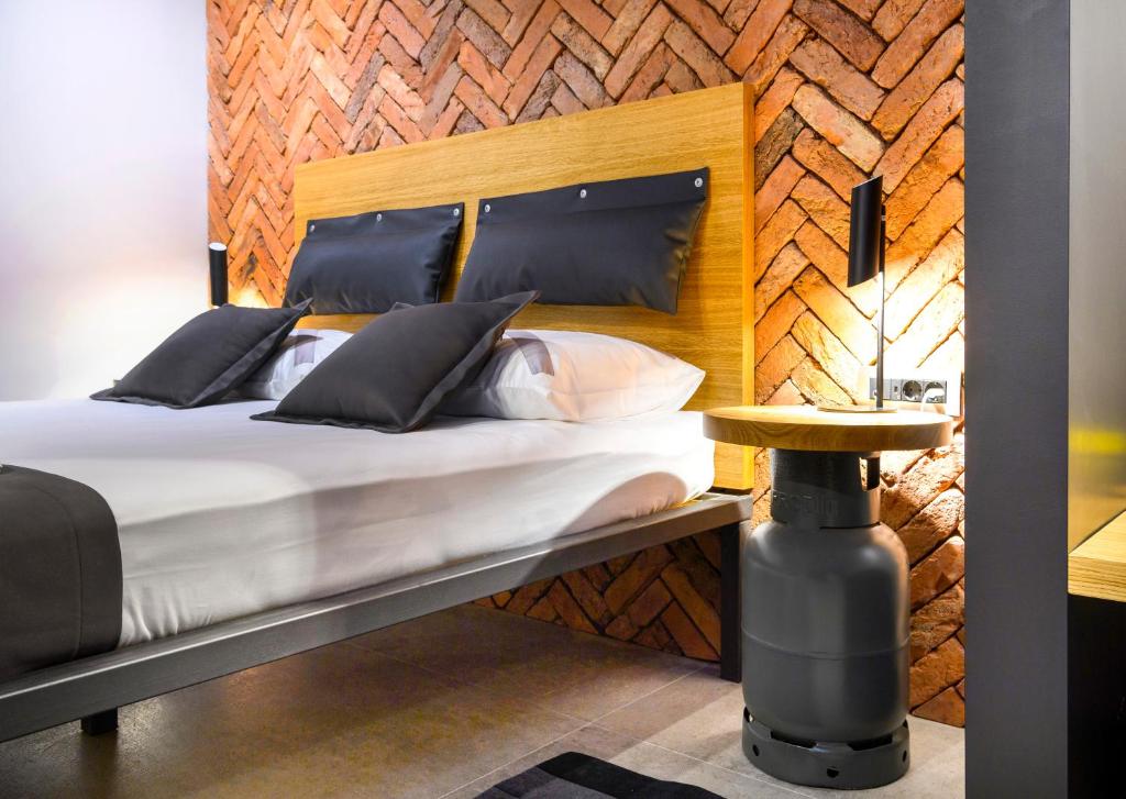 Split Industrial Design Rooms - 9