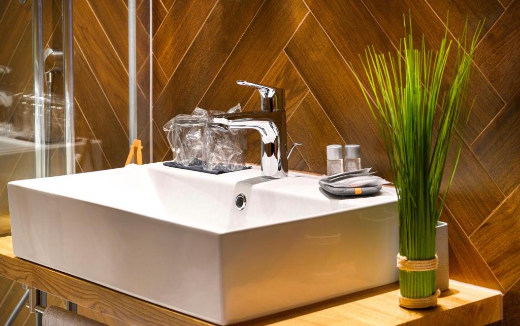 Split Industrial Design Rooms - 13