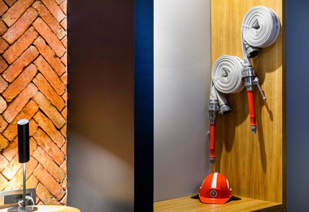 Split Industrial Design Rooms - 10