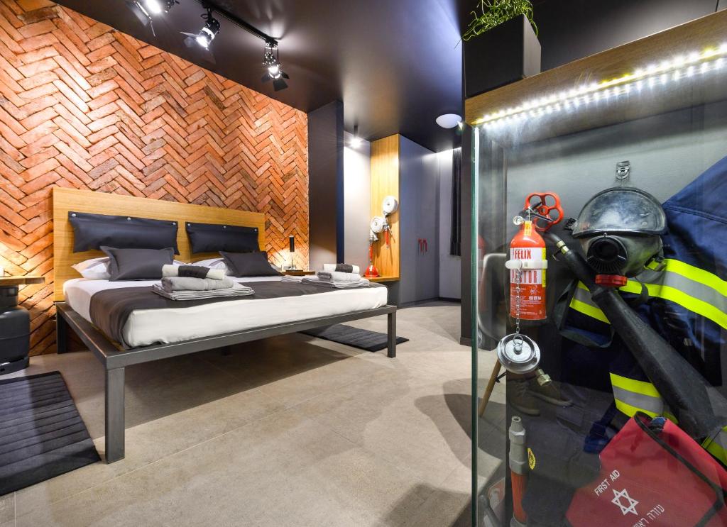 una camera con letto e un caminetto di Split Industrial Design Rooms a Spalato (Split)