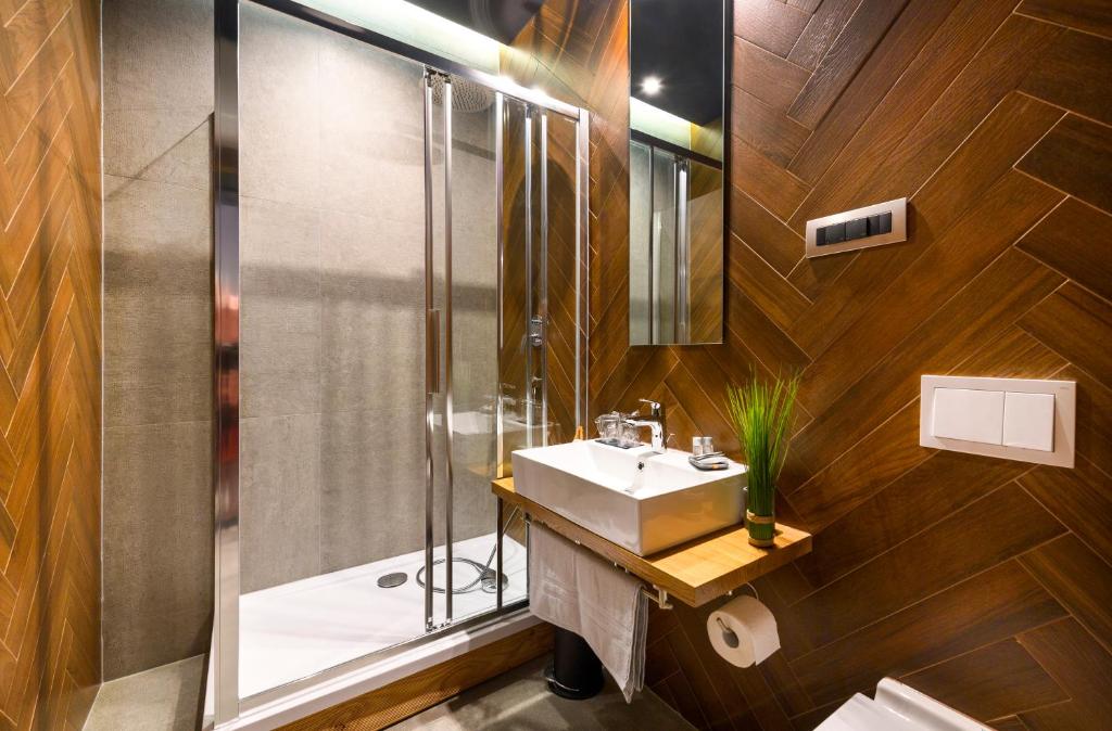 Split Industrial Design Rooms - 11