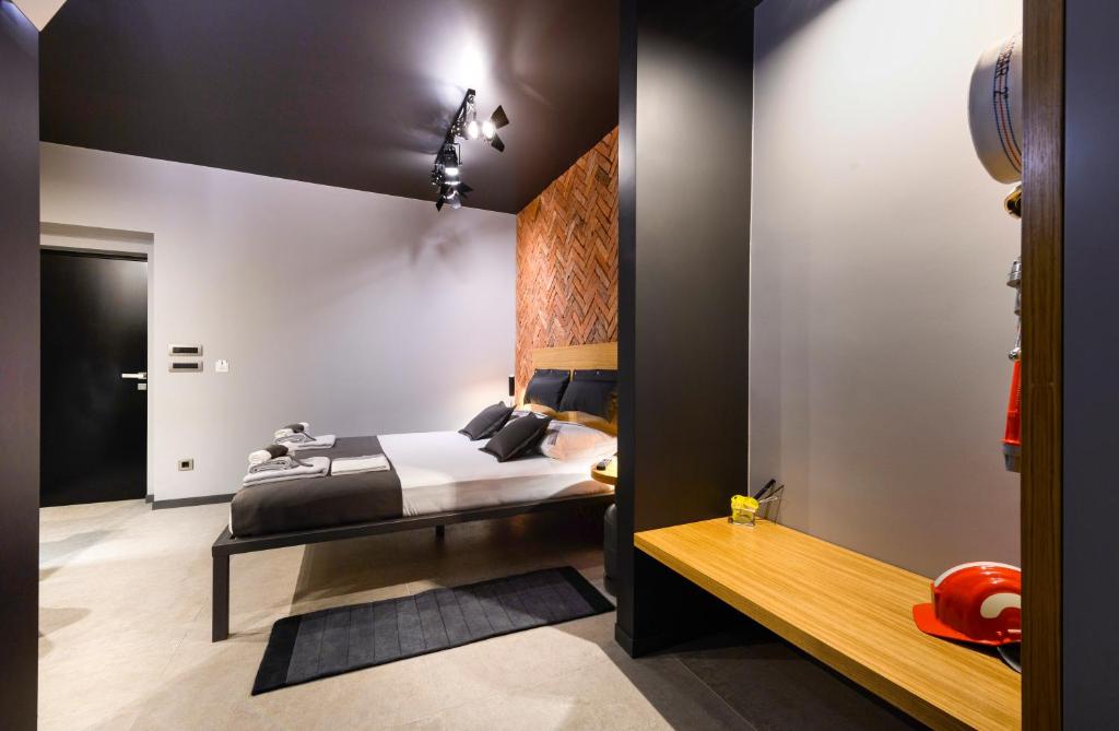 Split Industrial Design Rooms - 5