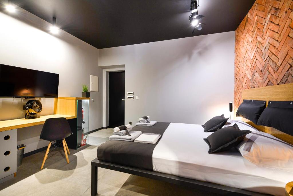 Split Industrial Design Rooms - 7