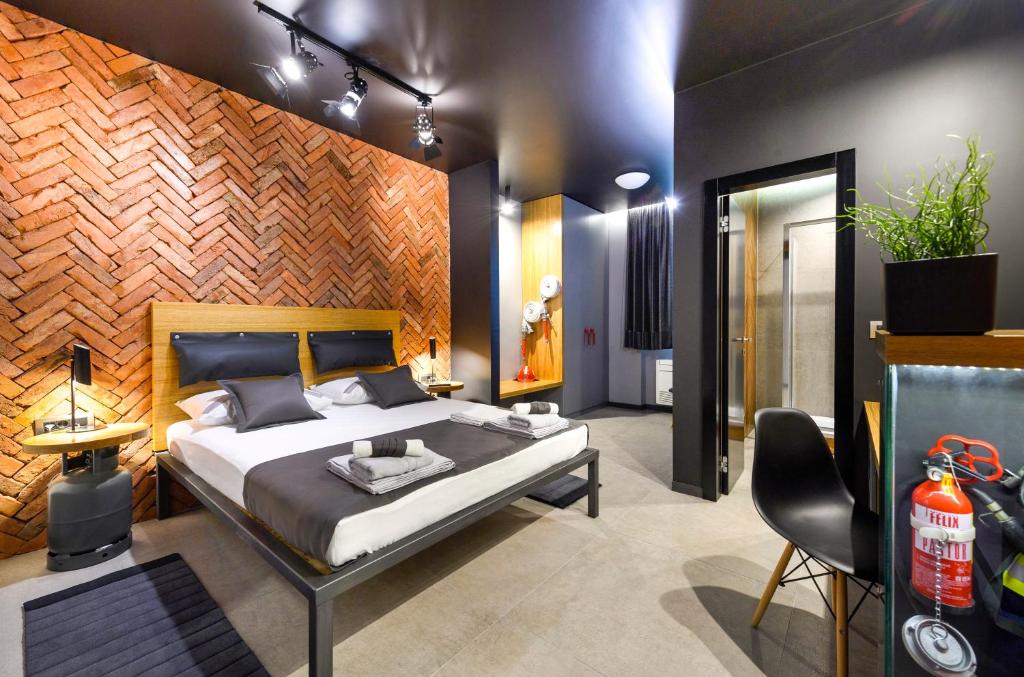 Split Industrial Design Rooms - 1