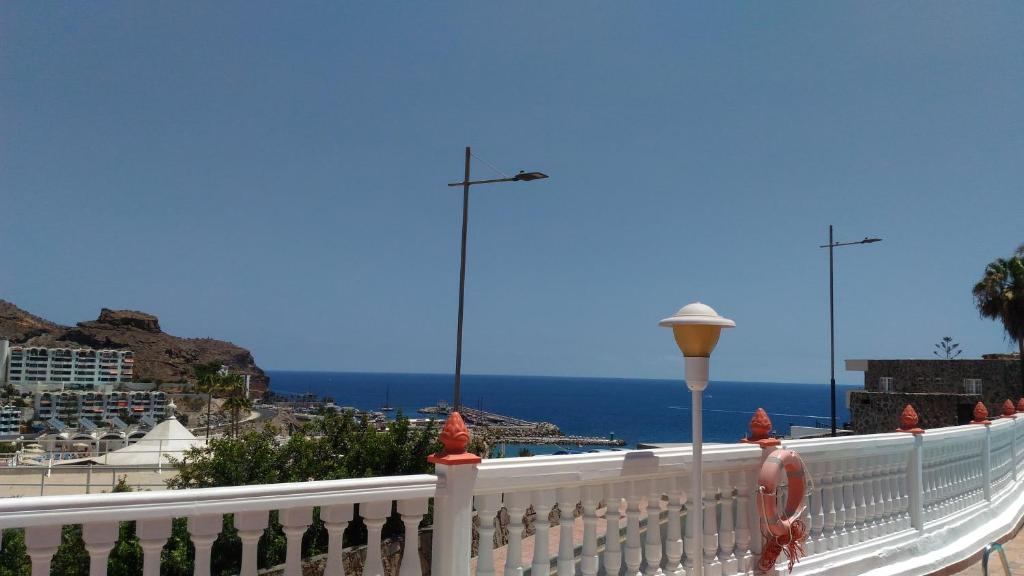 una cerca blanca con vistas al océano en Bonaire, en Puerto Rico de Gran Canaria