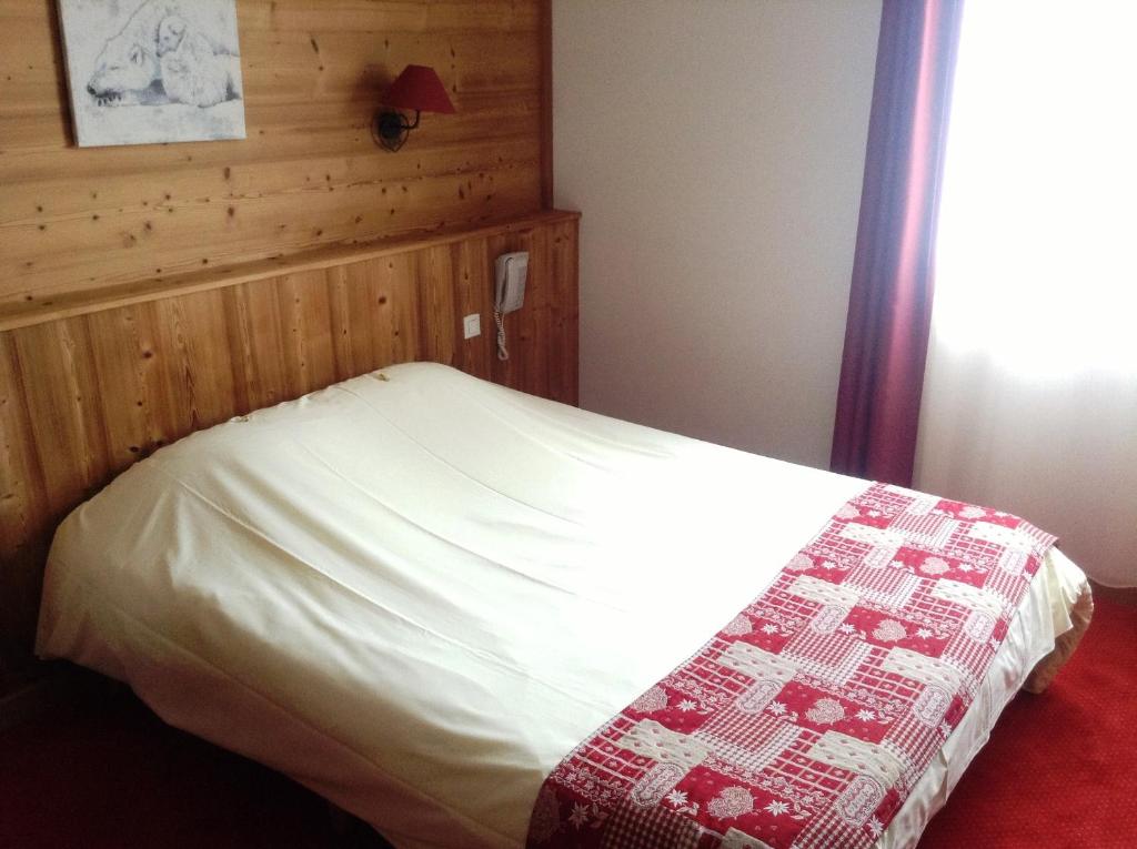 Postel nebo postele na pokoji v ubytování Logis Le Pont de Champ