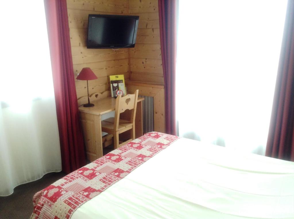 Postel nebo postele na pokoji v ubytování Logis Le Pont de Champ