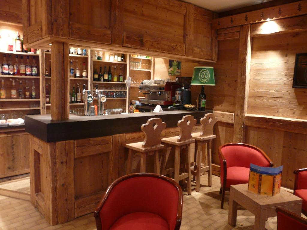 Lounge nebo bar v ubytování Logis Le Pont de Champ