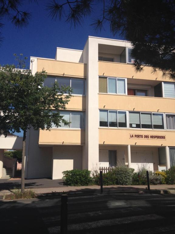 Το κτήριο όπου στεγάζεται  το διαμέρισμα