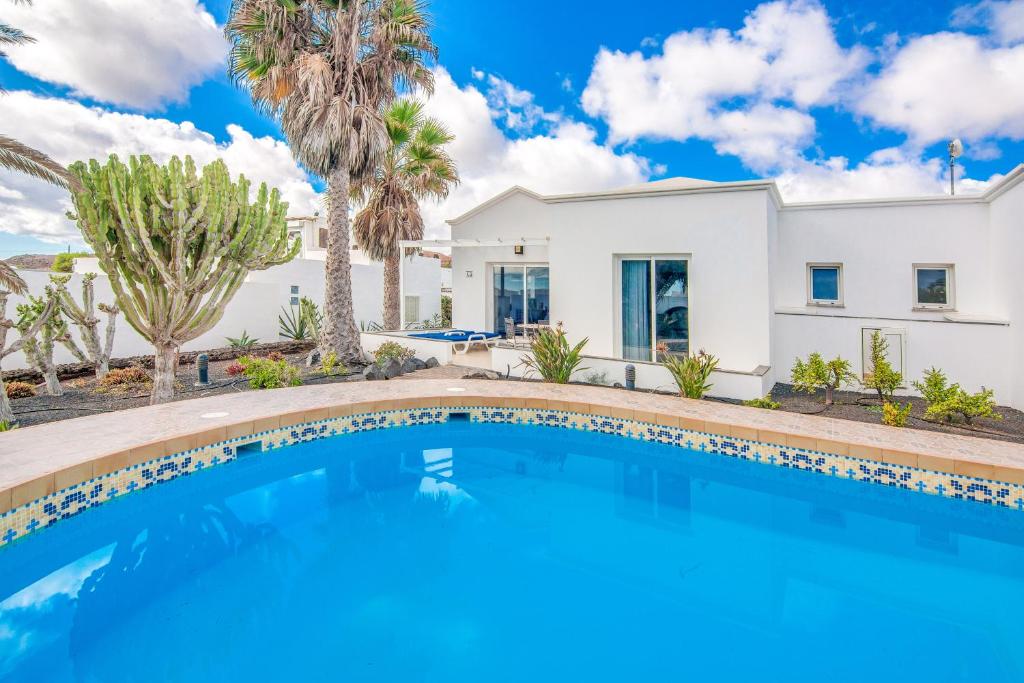 Bazén v ubytování Charco del Palo Bungalows nebo v jeho okolí