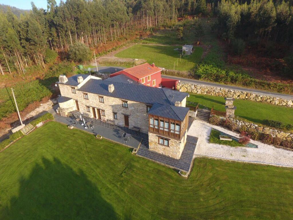 una vista aérea de una gran casa en un campo verde en O Plantio, en Porto de Espasante