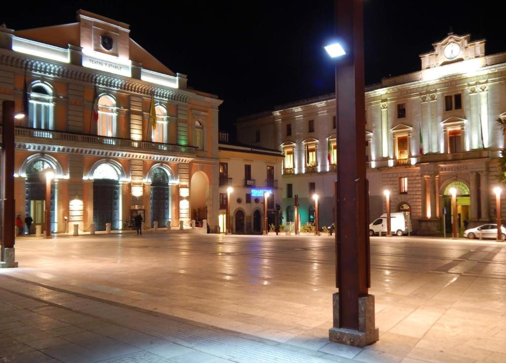 a street light in front of a building at night at Alloggio in Centro Città con Parcheggio Privato e WIFI in Potenza