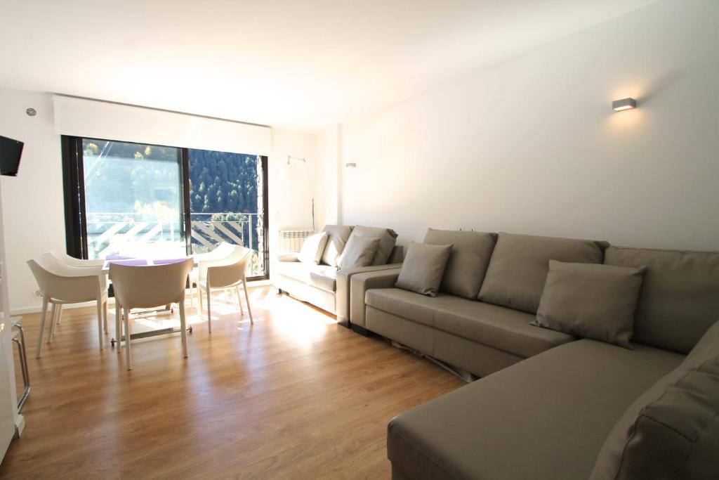a living room with a couch and a table at Genciana Estudio en el Tarter, zona Grandvalira in El Tarter