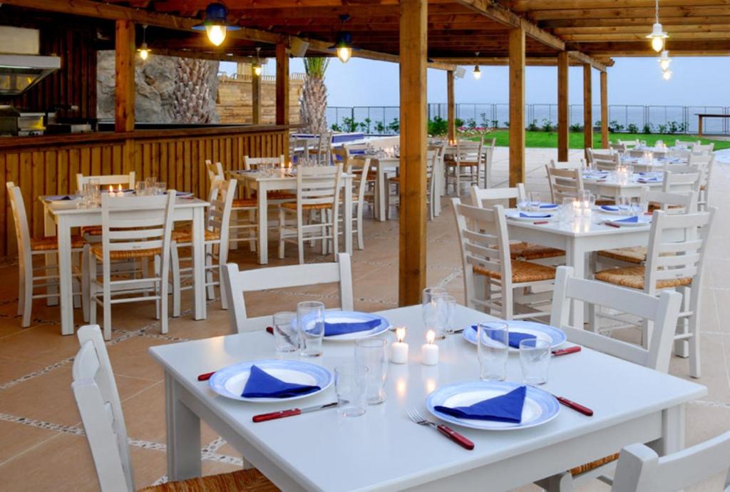 Restaurace v ubytování Kinetta Beach Resort and Spa