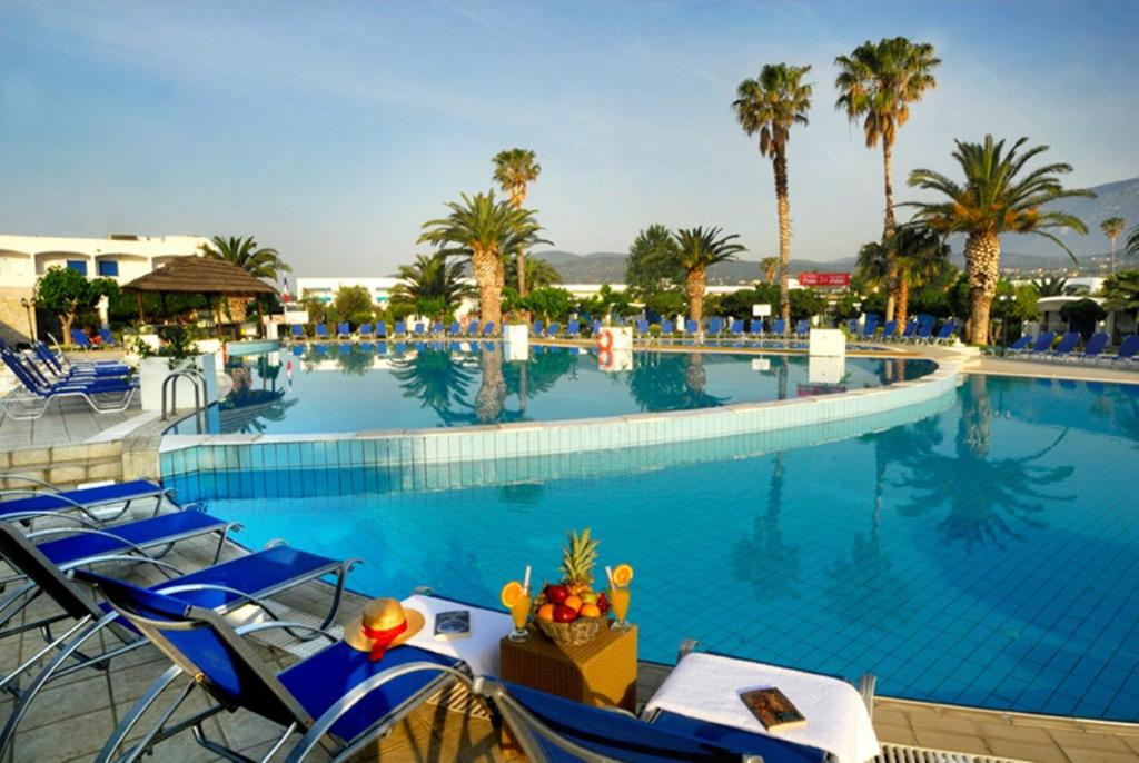 Bazén v ubytování Kinetta Beach Resort and Spa nebo v jeho okolí