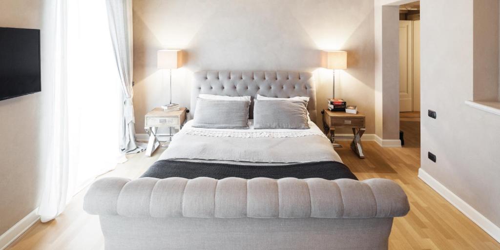 um quarto com uma cama grande e uma grande cabeceira. em Hotel&Ristorante Miramonti Palazzo Storico em Rieti