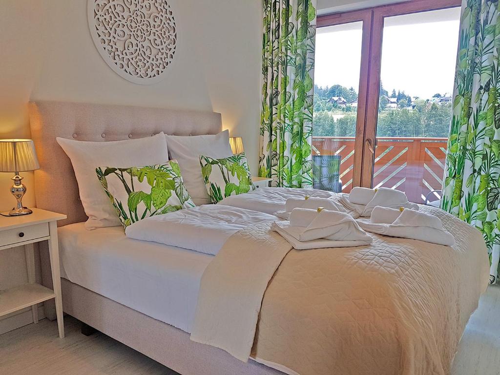 Posteľ alebo postele v izbe v ubytovaní Apartamenty Bawaria