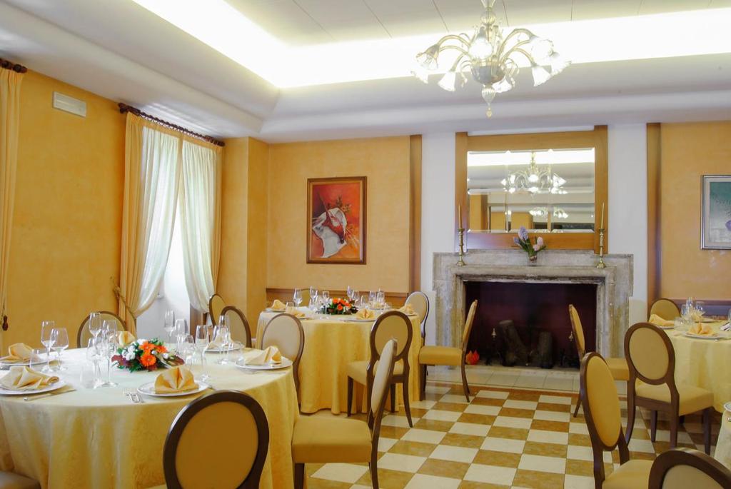 Restauracja lub miejsce do jedzenia w obiekcie Hotel&Ristorante Miramonti Palazzo Storico