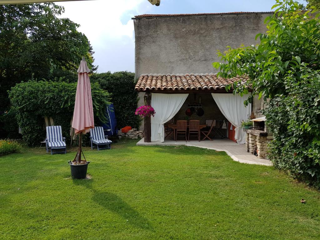 Zahrada ubytování Grange Voutée avec jardin