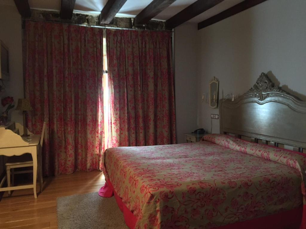 Postel nebo postele na pokoji v ubytování Posada Real Torre Berrueza