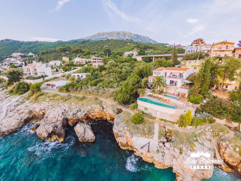 uma vista aérea de uma aldeia sobre um penhasco sobre o oceano em Resort Stikovic em Dobra Voda