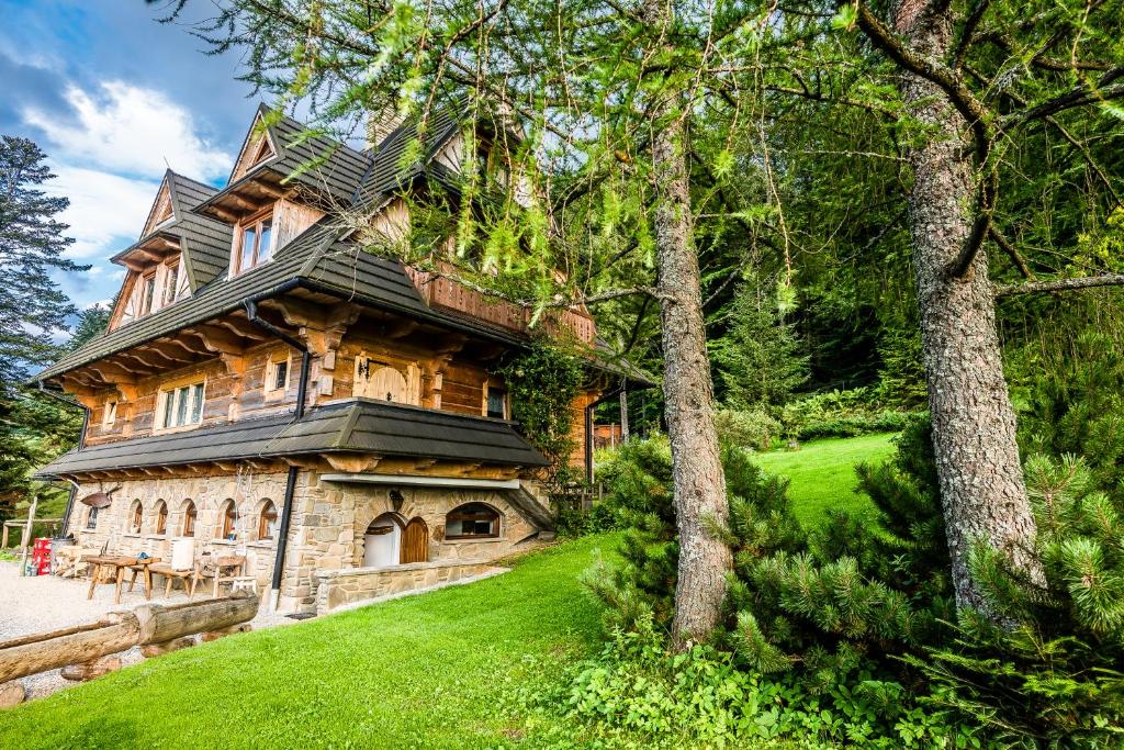una gran casa de madera en medio de árboles en "Pod Spadowcem", en Zakopane