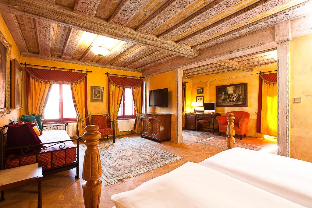 Postel nebo postele na pokoji v ubytování Hotel Krčínův Dům