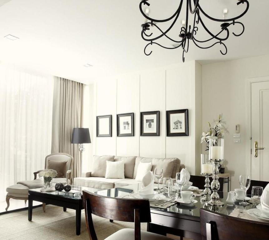 バンコクにあるRongratana Executive Residence Bangkokのソファとダイニングテーブルのあるリビングルーム