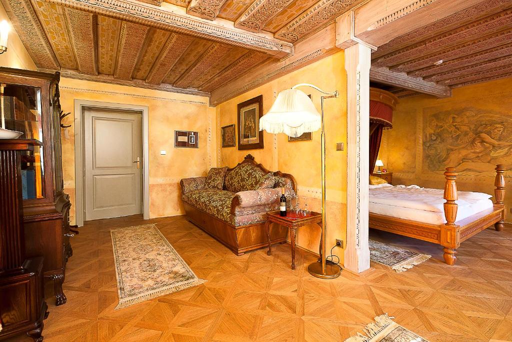Postel nebo postele na pokoji v ubytování Hotel Krčínův Dům