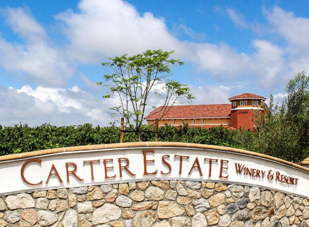 een bord voor een landgoed voor een gebouw bij Carter Estate Winery and Resort in Temecula