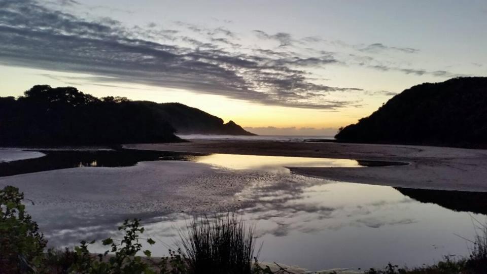 une réflexion du ciel dans une masse d'eau dans l'établissement Ikaya Accommodation Psj, à Port St Johns