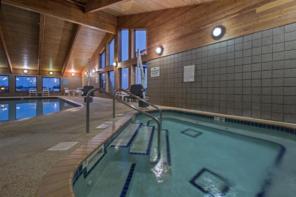 Bazén v ubytování AmericInn by Wyndham Iowa Falls nebo v jeho okolí