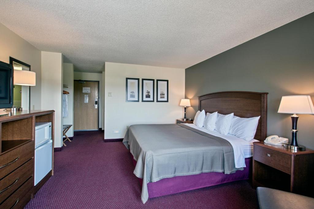 Postel nebo postele na pokoji v ubytování AmericInn by Wyndham Iowa Falls