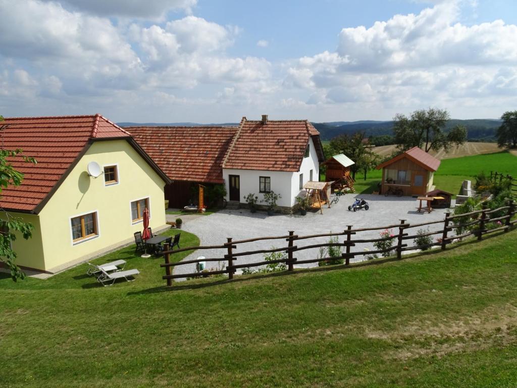 uma vista aérea de uma casa com um quintal em Gästehaus zur alten Buche em Eisengraberamt