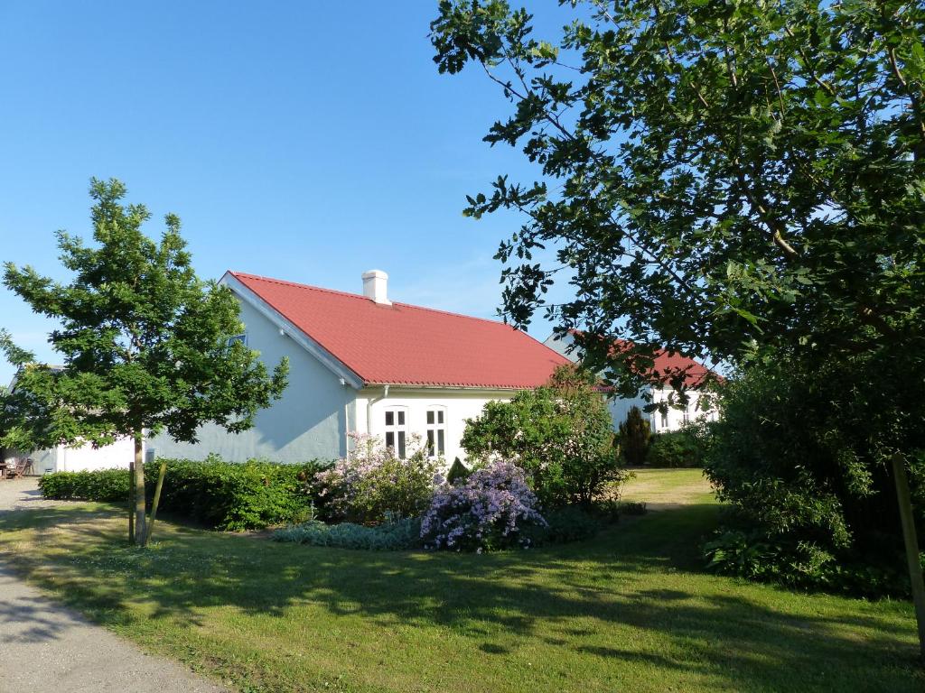 uma casa branca com um telhado vermelho em Sysselbjerg Bed & Breakfast em Almind