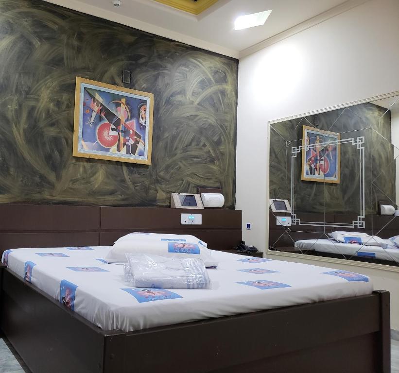 En eller flere senger på et rom på SP Hotel & Motel