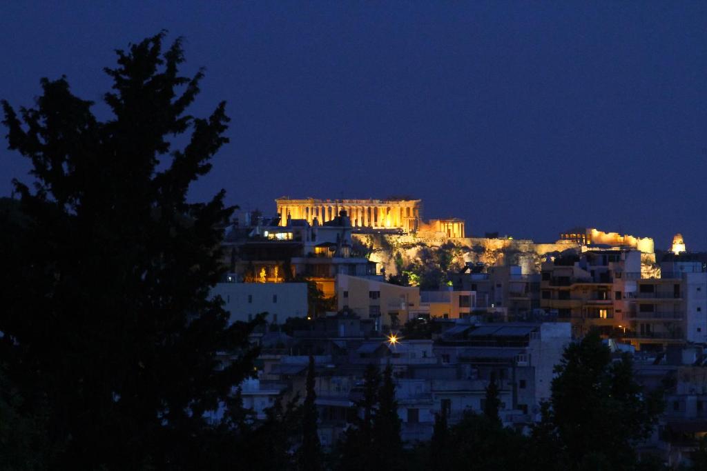 Blick auf die Akropolis in der Nacht in der Unterkunft Astonishing view in Athen
